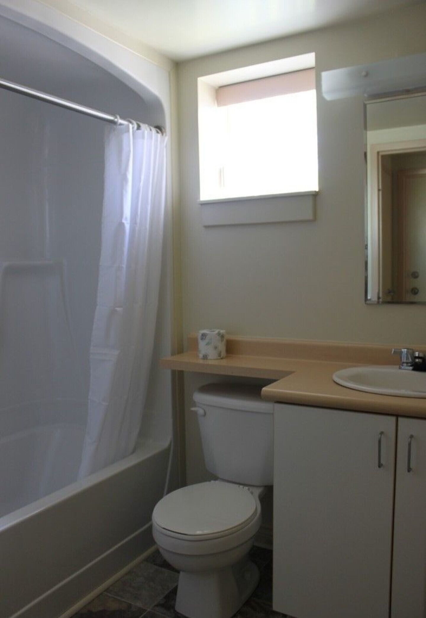 Serviettes fournies, savon, shampooing, papier de toilette