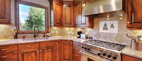 Geladeira, micro-ondas, cooktop, lava-louças