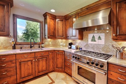 Walk to Lifts!! Amazing 3 bedroom Condo at the base of Park City!