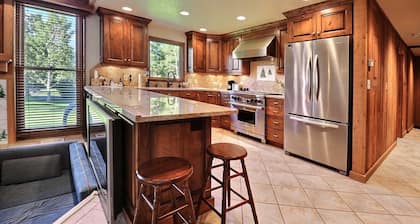 Walk to Lifts!! Amazing 3 bedroom Condo at the base of Park City!