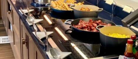 Ein reichhaltiges Buffet mit verschiedenen Speisen und Geschirr.