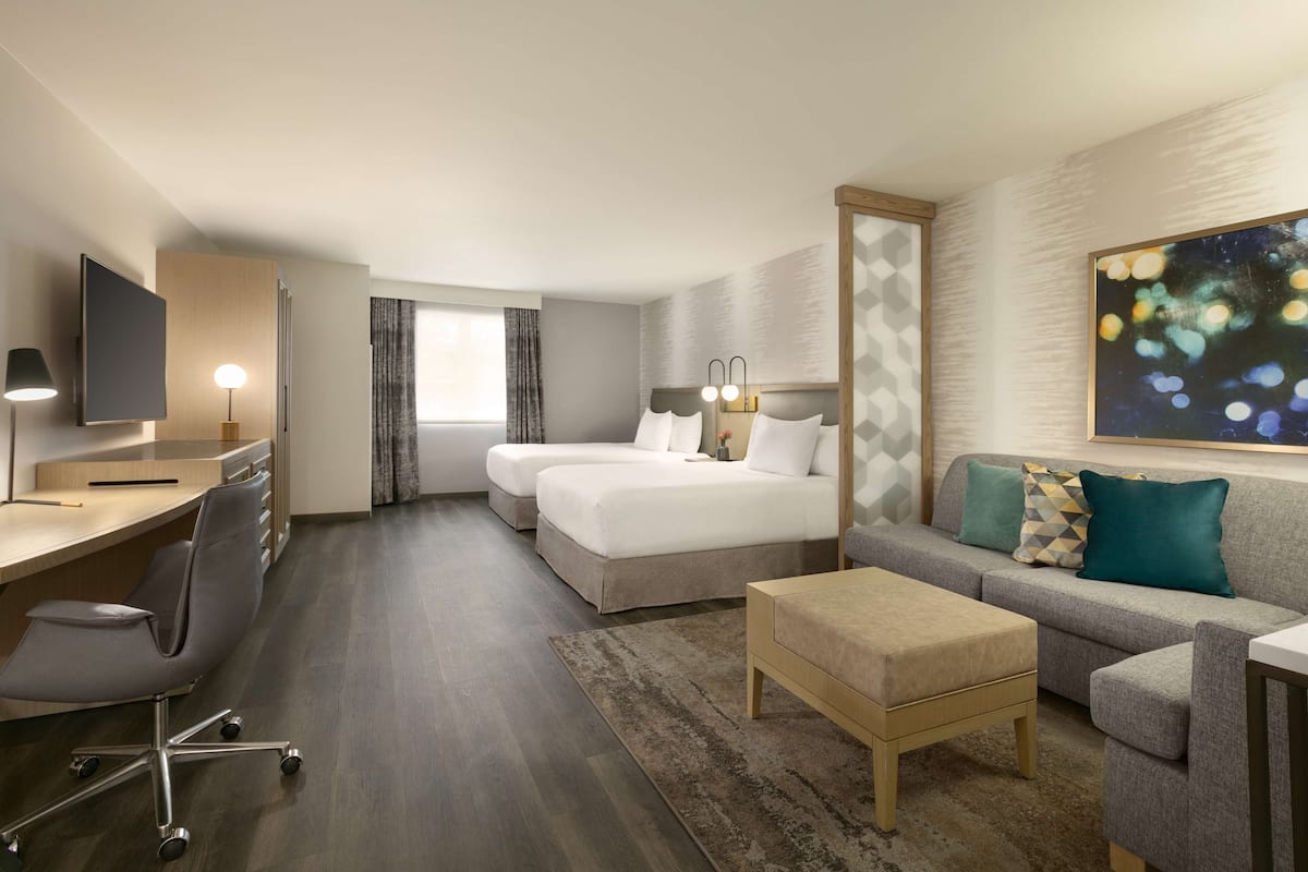 premium bedding, in-room safe, desk, laptop workspace