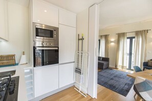 Een koelkast, een magnetron, een oven, een kookplaat