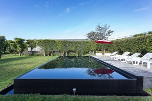 Piscina externa, espreguiçadeiras