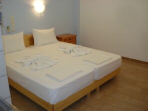 Habitación básica con 1 cama matrimonial o 2 individuales, vista al mar | Wifi gratis y ropa de cama