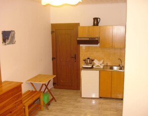 Refrigerador, placa de cocina, tetera/pava eléctrica