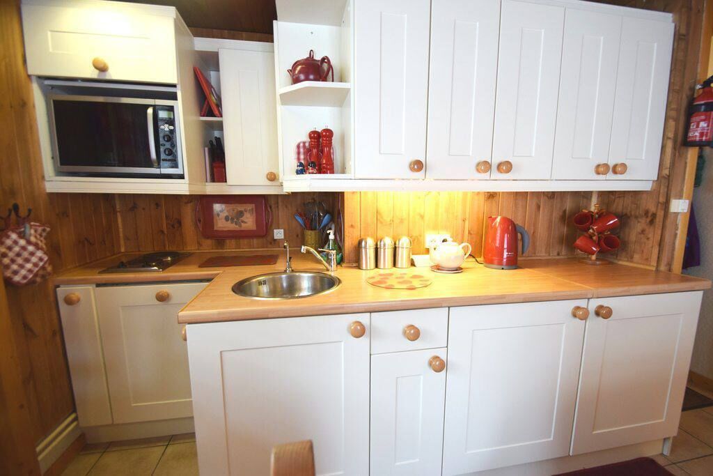 Réfrigérateur, four, plaque de cuisson, bouilloire électrique