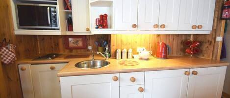 Kühlschrank, Ofen, Herdplatte, Wasserkocher