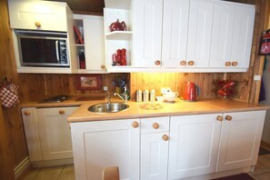 ثلاجة، فرن، موقد طهي مسطح، غلّاية كهربائية