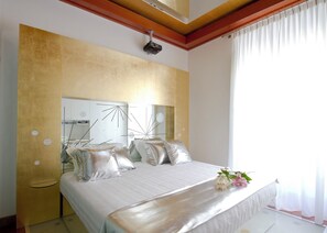 A modern bedroom with a large bed, a ceiling-mounted projector, and a large mirror. - Hotel Trecento (Rome)