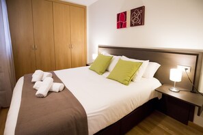 1 slaapkamer, een kluis op de kamer, een bureau, geluiddichte muren