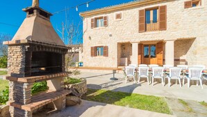 A stone building with a brick oven and outdoor seating. - SON PUJOL - Villa with private pool in MONTUÏRI. Free WiFi (Montuïri)