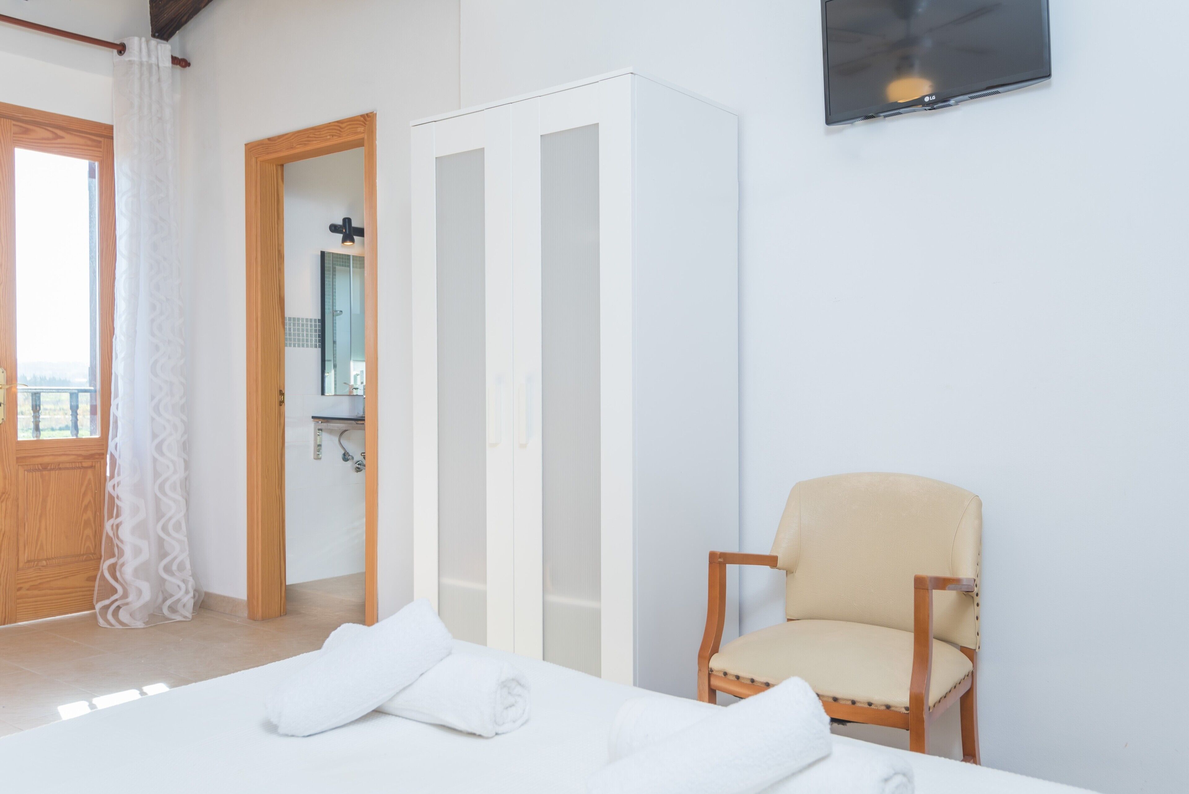 6 slaapkamers, een strijkplank/strijkijzer, gratis wifi, beddengoed