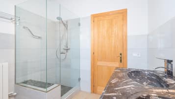 Dusche, Haartrockner, Bidet, HandtĂŒcher