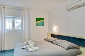 4 bedrooms, WiFi, bed sheets, wheelchair access