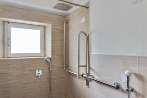 Dusche, Haartrockner, Bidet, Handtücher