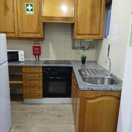 Refrigerador con freezer, microondas, horno, placa de cocina