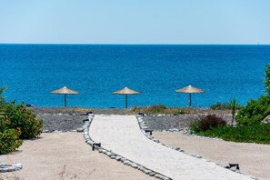 Plage à proximité, chaises longues, serviettes de plage