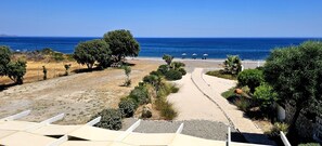 Plage à proximité, chaises longues, serviettes de plage