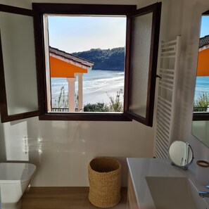 Combined shower/tub, hair dryer, towels, soap - House in Sanxenxo on Canelas beach.¡Excellent location! (Sanxenxo)