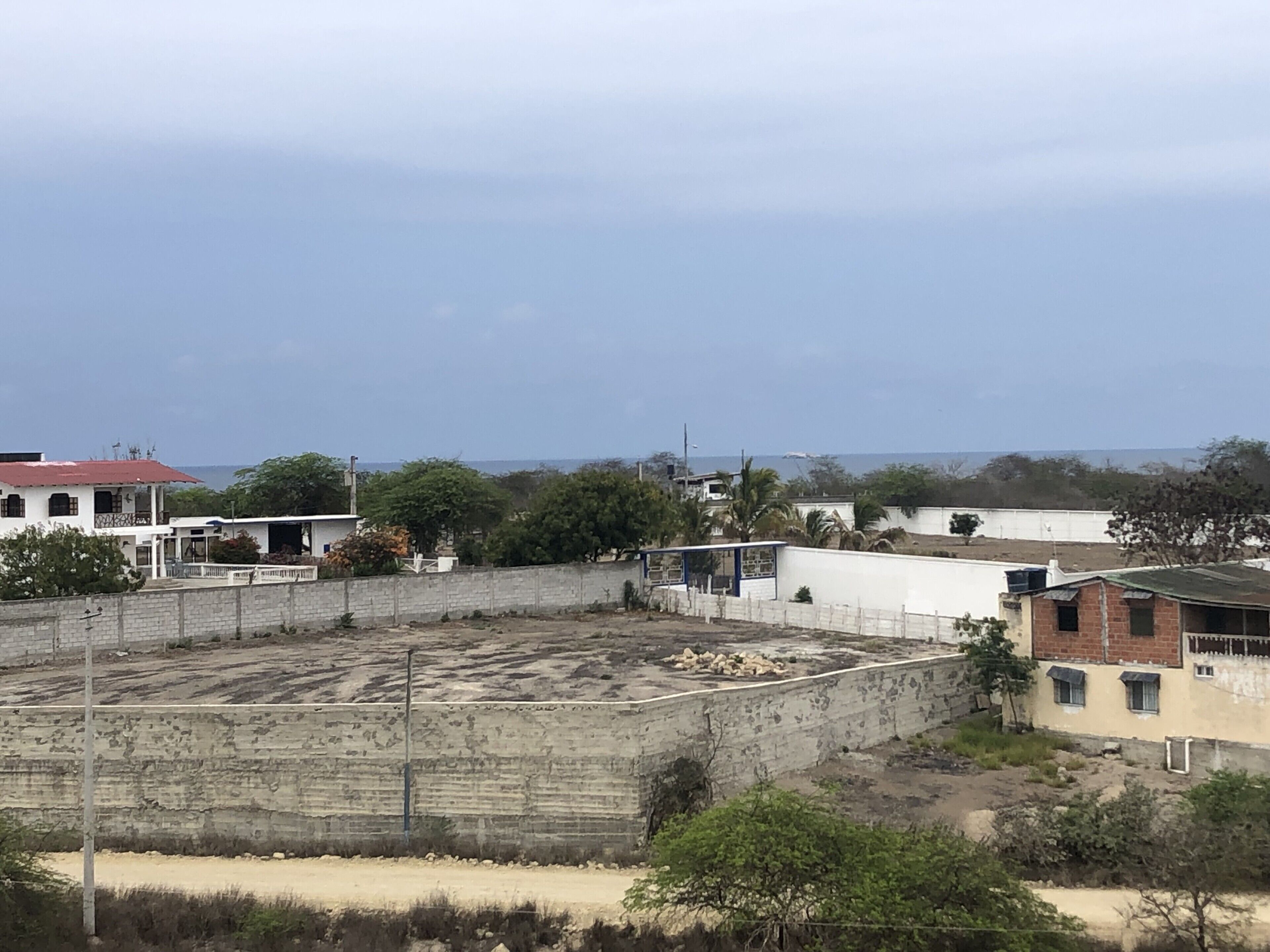 Zona residencial con un amplio espacio abierto, posiblemente un patio, rodeado de edificios de diversos estilos arquitectónicos.