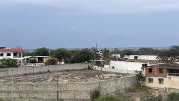 Zona residencial con un amplio espacio abierto, posiblemente un patio, rodeado de edificios de diversos estilos arquitectónicos.