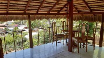 Familien-Ferienhütte, 1 Schlafzimmer, Gartenblick | 1 Schlafzimmer, Verdunkelungsvorhänge, Bügeleisen/Bügelbrett, Bettwäsche