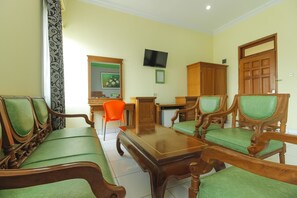 Kamar Keluarga | Meja kerja, Wi-Fi gratis, dan seprai linen