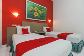 Twin Room - RedDoorz Plus near Alun Alun Kejaksan Cirebon (North Cirebon)