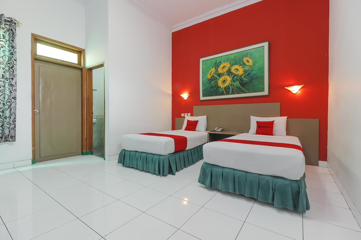 Habitación con 2 camas individuales | 1 habitación, escritorio, wifi gratis y ropa de cama