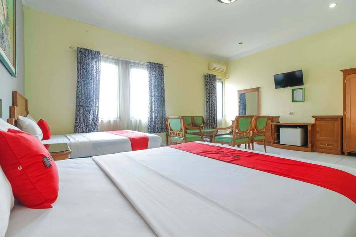 Desk, free WiFi, bed sheets