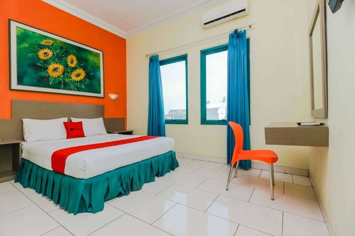 Desk, free WiFi, bed sheets
