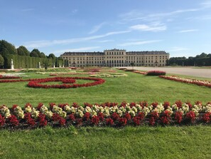 Property grounds - Spacious Art Nouveau apartment with subway nearby in Schönbrunn area (Wien)