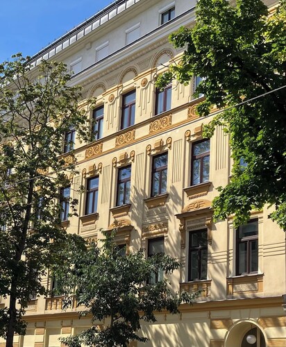 Spacious Art Nouveau apartment with subway nearby in Schönbrunn area