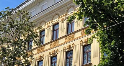 Spacious Art Nouveau apartment with subway nearby in Schönbrunn area