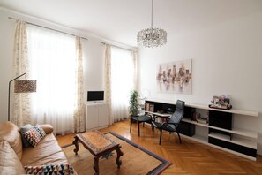 TV, books, music library, stereo - Spacious Art Nouveau apartment with subway nearby in Schönbrunn area (Wien)