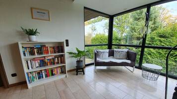 Smart-TV, Tischtennisplatte, Bücher