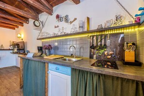 Frigorífic, placa de cuina, rentaplats i cafetera i tetera
