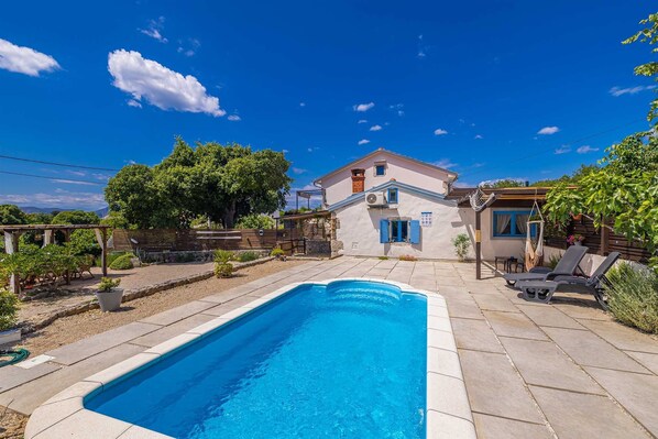 حمّام سباحة خارجي