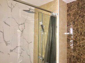 Hair dryer, towels, toilet paper - The Best Appartment Beach Spring 2 BDR -2 Showers (Pattaya)