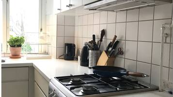 Een koelkast, een oven, een kookplaat, een koffiezetapparaat/waterkoker