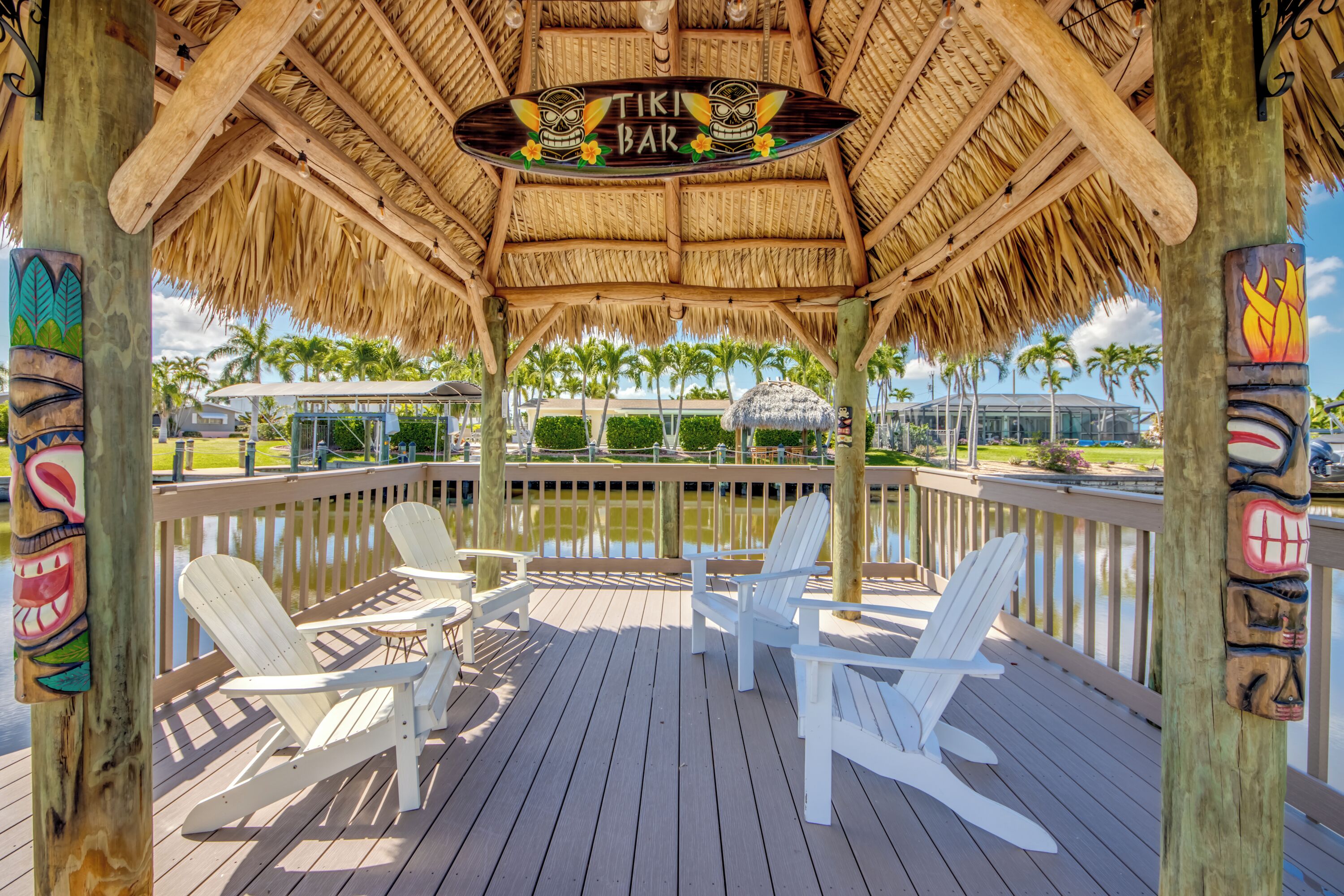 Vacation Home with 2 Bedroom / 2 Bathroom / Pool / on Canal