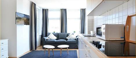 Jääkaappi, mikroaaltouuni, uuni, astianpesukone