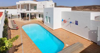 Villa luxueuse avec vue panoramique, multiples terrasses et grande piscine