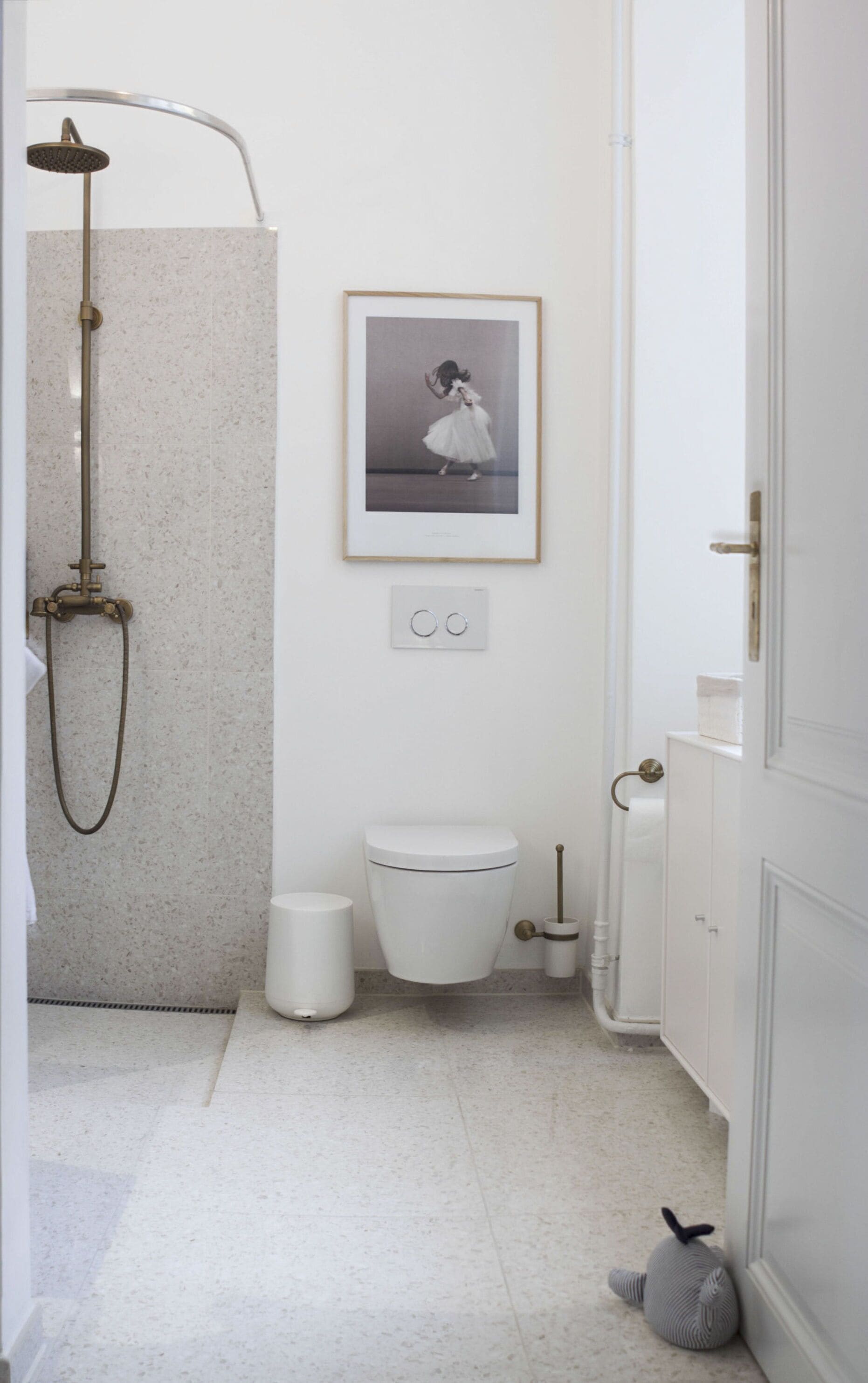 淋浴设施、吹风机、肥皂、洗发水