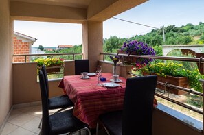 Outdoor dining - Nice apartment with sea view, garden and terrace, free Wi-Fi (Posedarje)