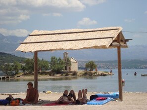 Beach - Nice apartment with sea view, garden and terrace, free Wi-Fi (Posedarje)