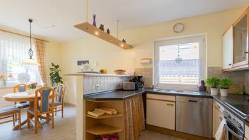 Geladeira, micro-ondas, fogão, lava-louças