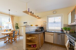 Kühlschrank, Mikrowelle, Ofen, Geschirrspüler