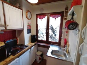 Fridge, microwave, oven, dishwasher - Savoyard Chalet with Terrace, Near Slopes, Mountain View (La Clusaz)